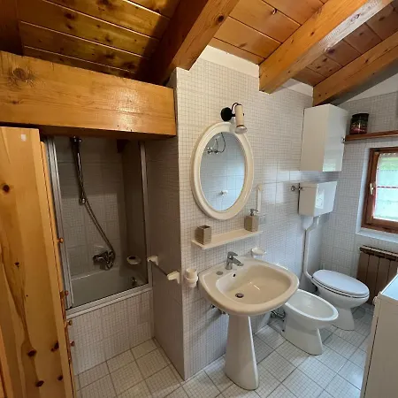 Mansarda A Echarlod Apartman *